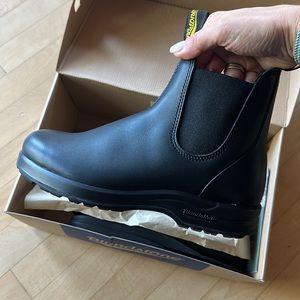 BNIB Blundstone All-Terrain Elastic Sided Boot 2058